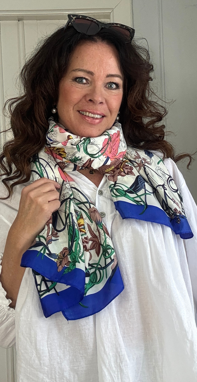 Silketørklæde med blomster og små sommerfugle royal blue LikeLondon