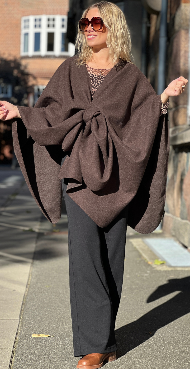 Aya poncho med knudedetalje og flagermusærmer brun LikeLondon