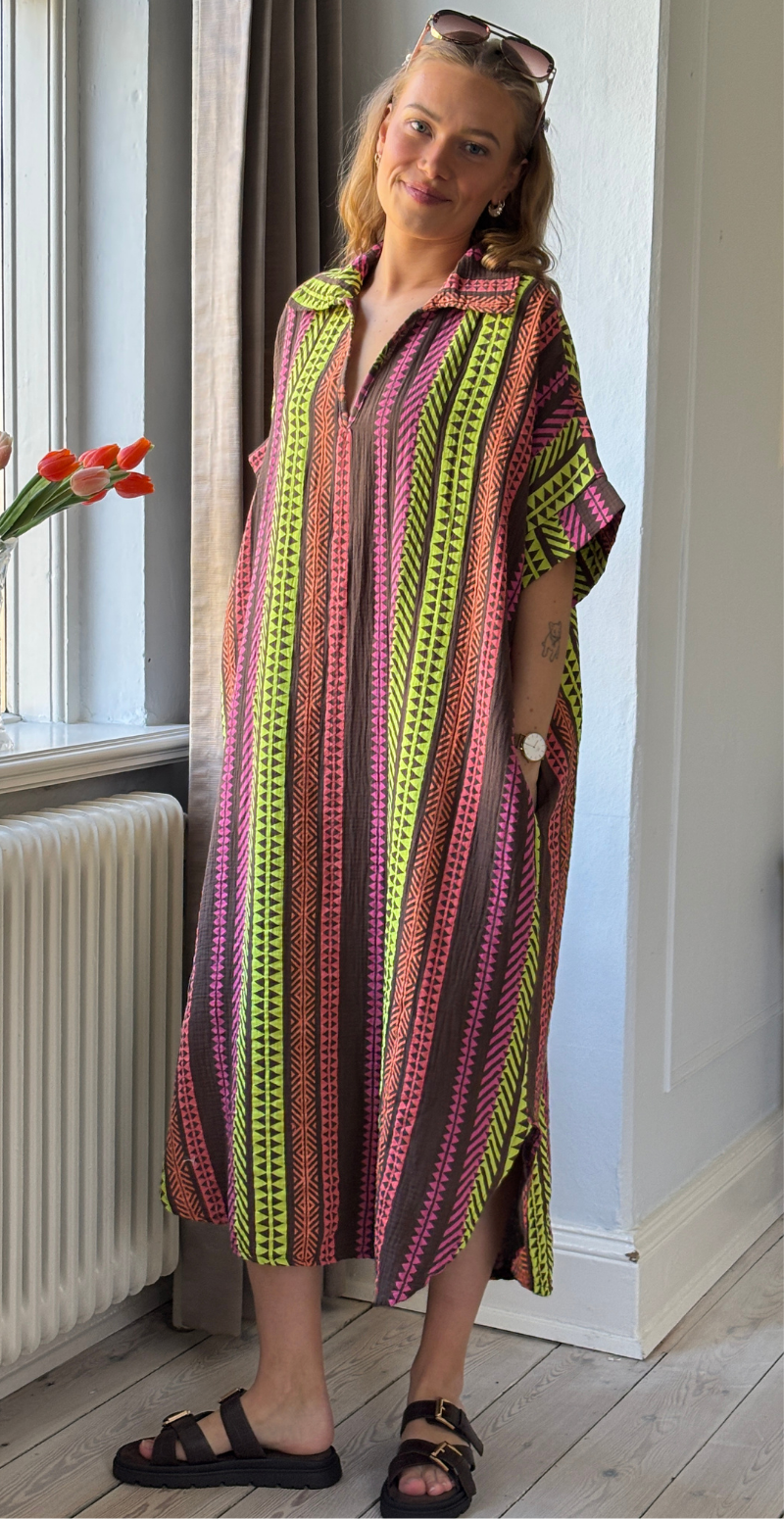 Flora lang kjole i musselin med grafisk mønster marrone LikeLondon