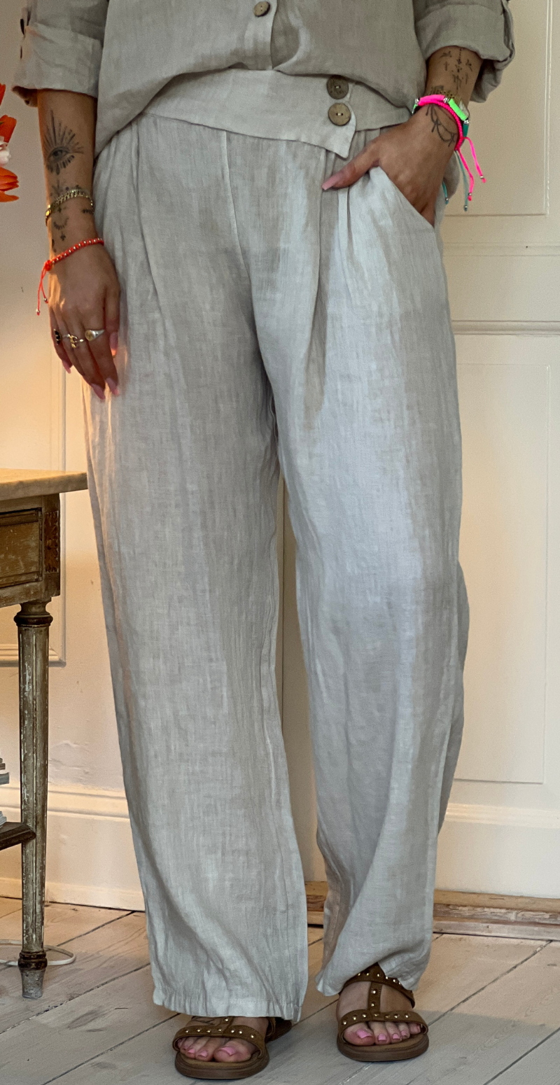 Bicca hørbukser med 2 pynteknapper i taljen beige LikeLondon