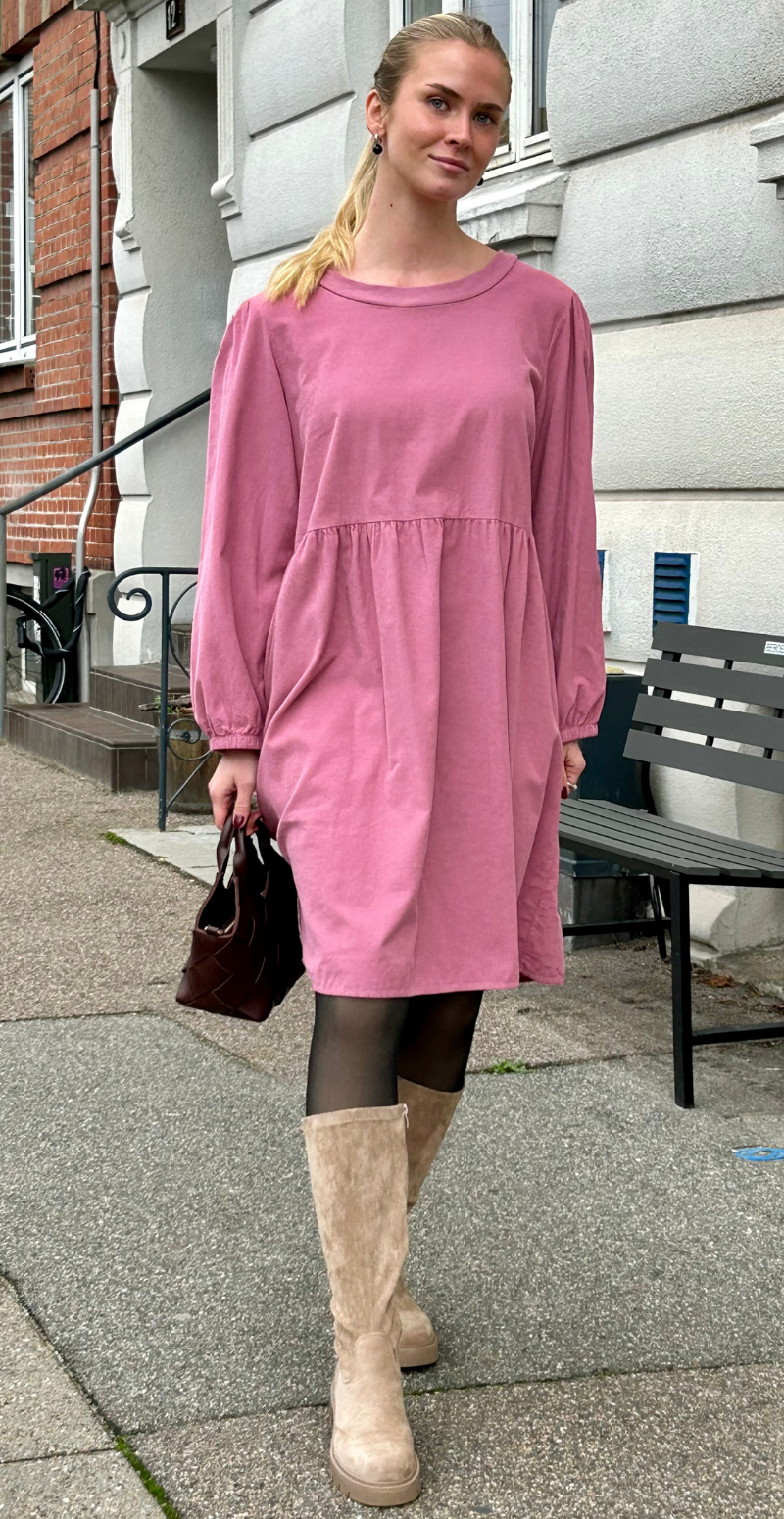 Ava fløjlskjole med ballonærmer chipolla LikeLondon