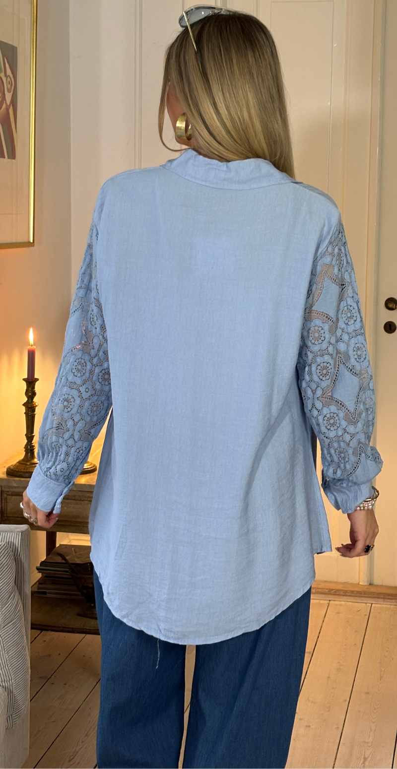 Simma skjorte med blondeærmer og lomme sky LikeLondon