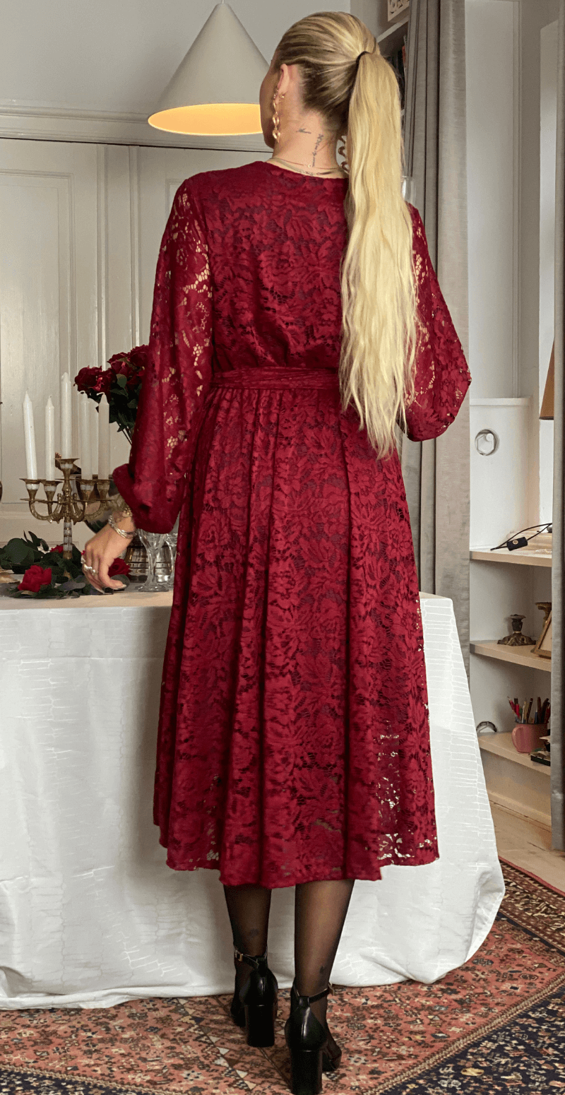 Desiree kjole med blonde og bindebånd bordeaux LikeLondon