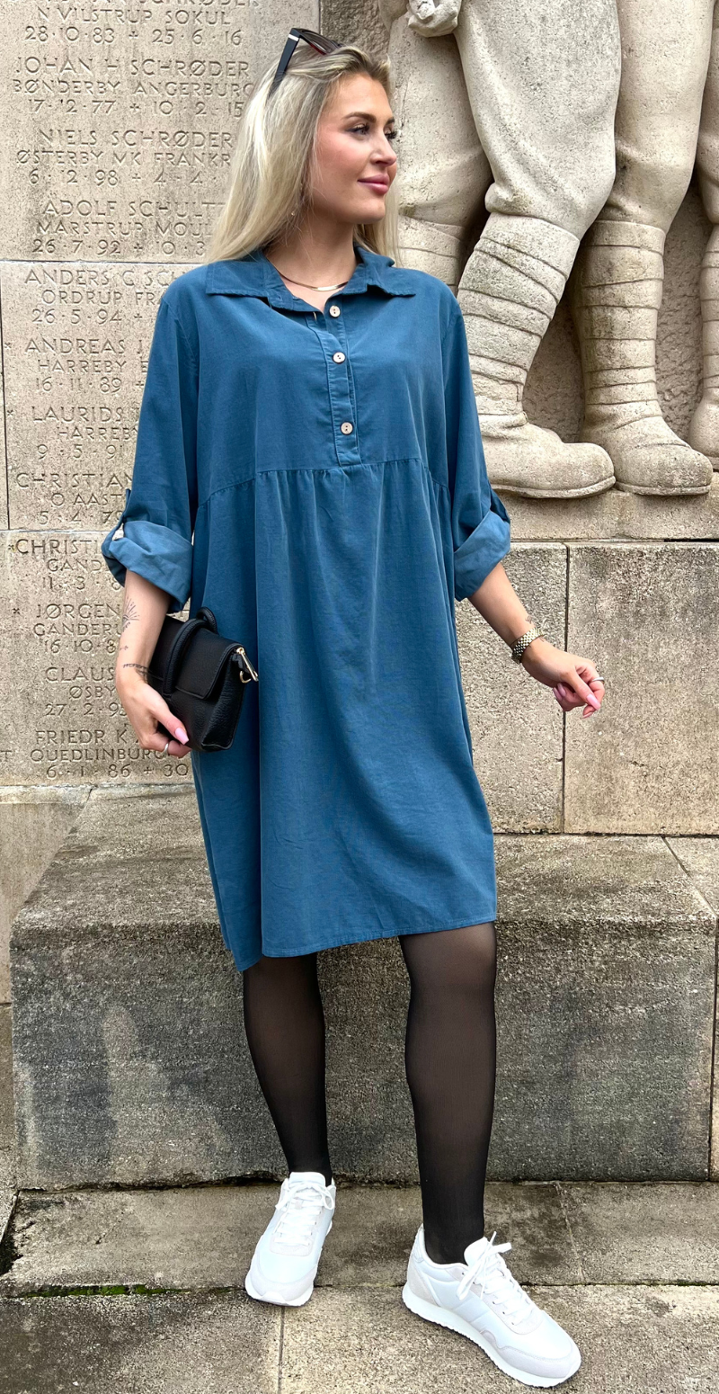 Elvira fløjlskjole med knap-detaljer jeans LikeLondon