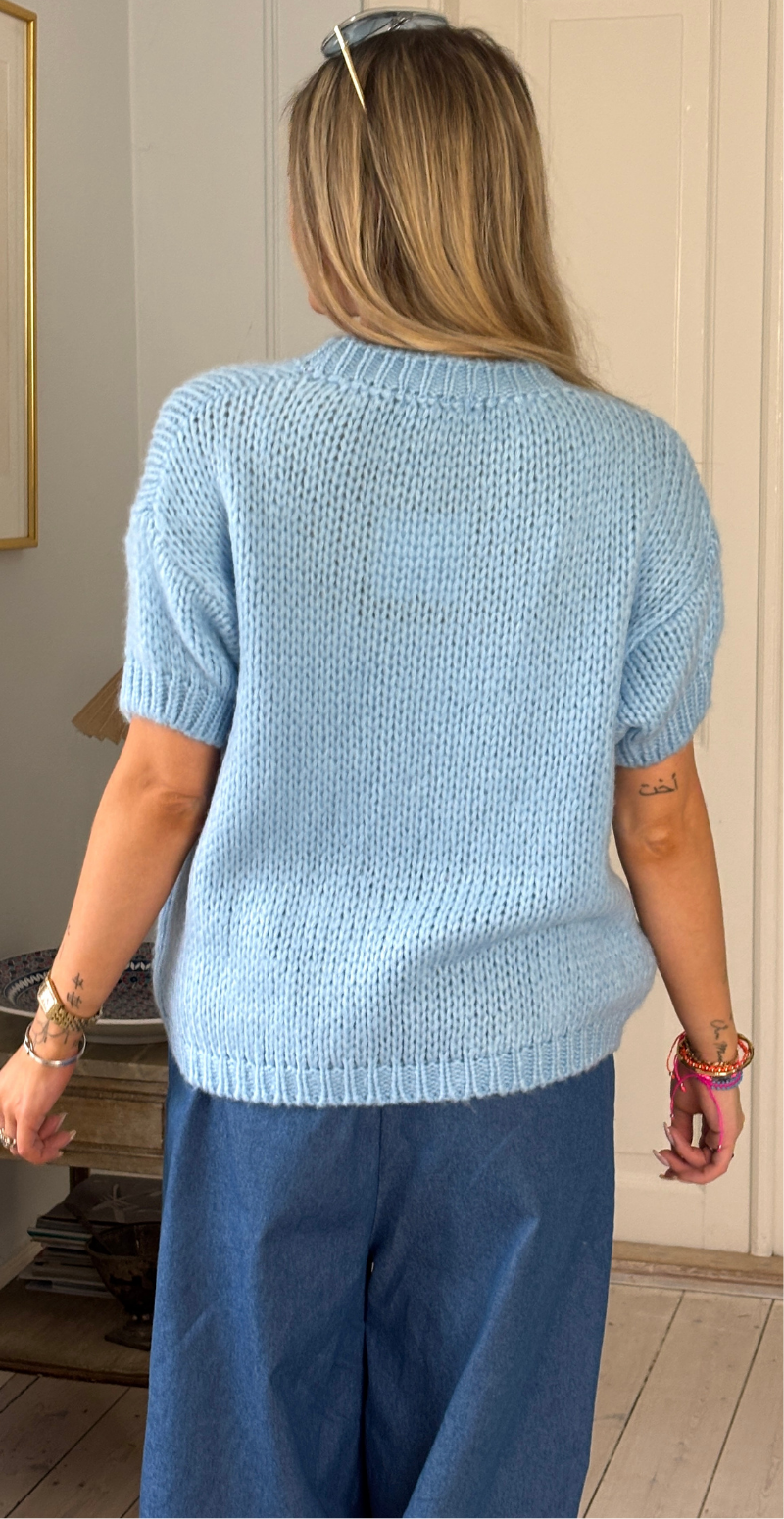 Ivana strik med korte ærmer og ribkanter sky LikeLondon