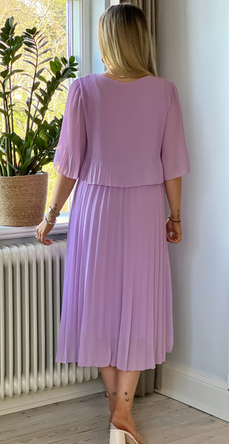 Carmen plisseret kjole med elastik i taljen lilla LikeLondon