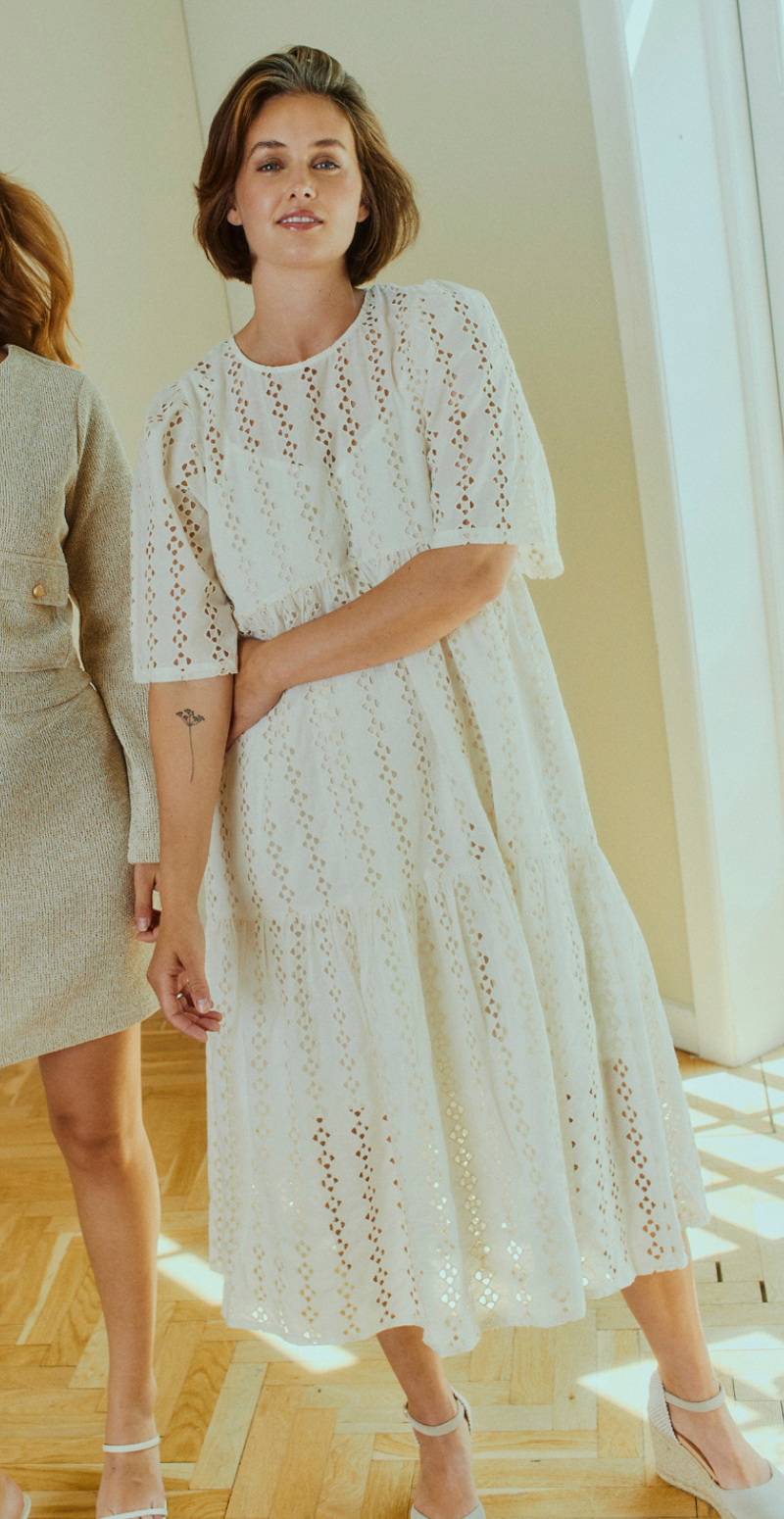 Londa kjole med broderi anglaise moonbeam Freequent