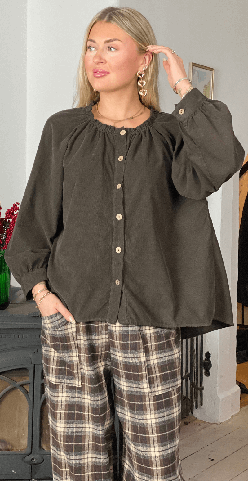 Rosina fløjlsbluse bluse med flæsedetalje brun LikeLondon