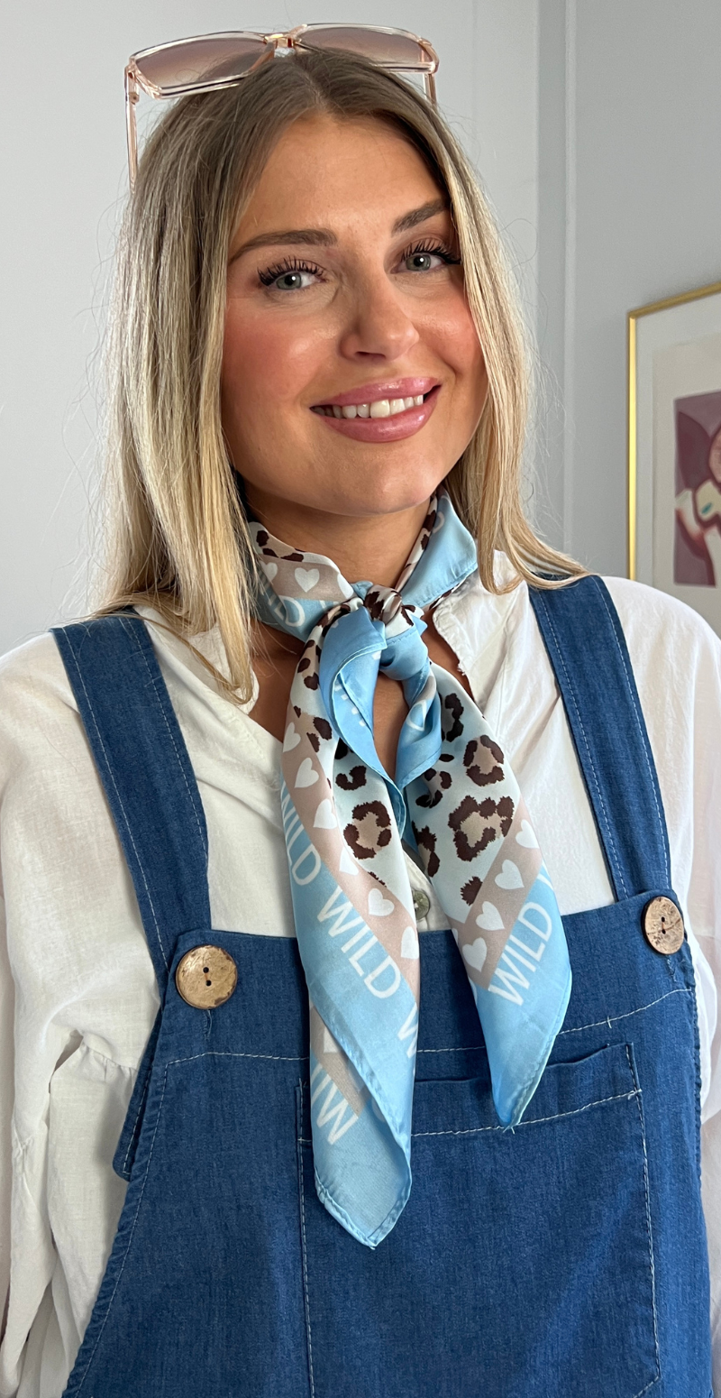 Tørklæde med "wild" og leopardprint lysblå LikeLondon