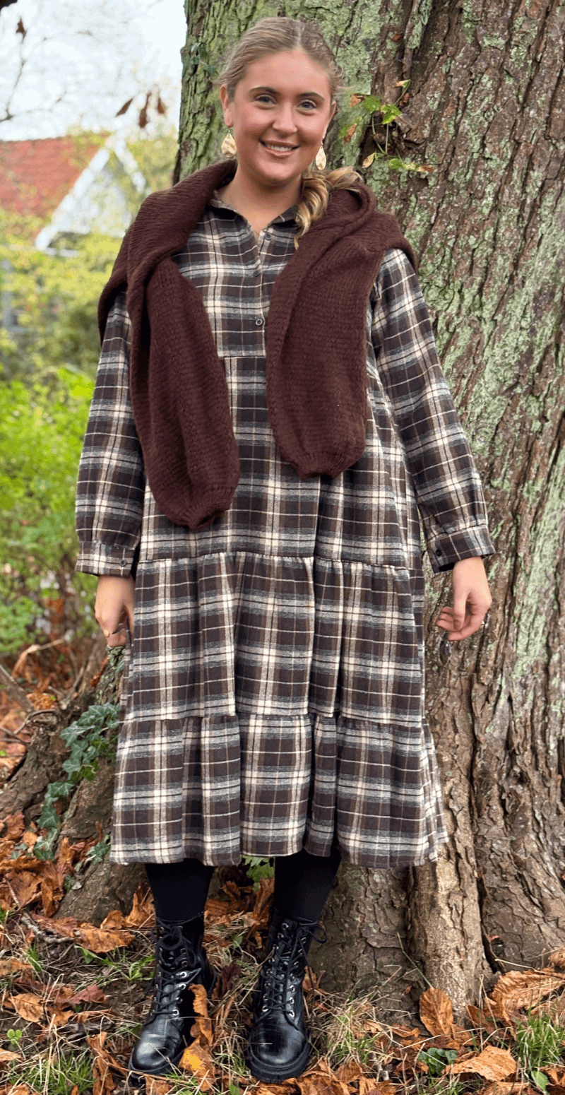 Naya ternet kjole med peplum effekt brun LikeLondon