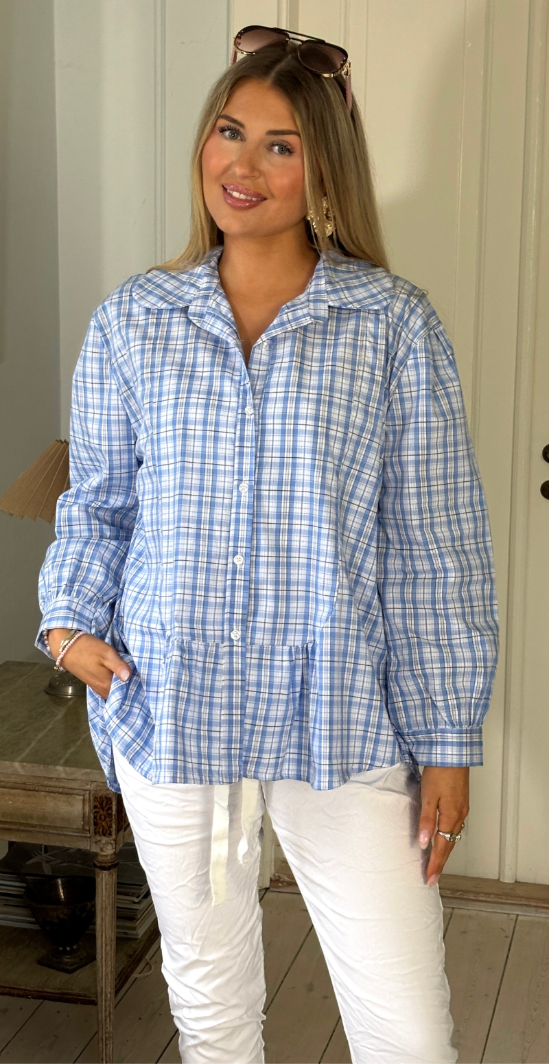 Sadie skjortebluse med tern og rynke detalje foran celeste LikeLondon