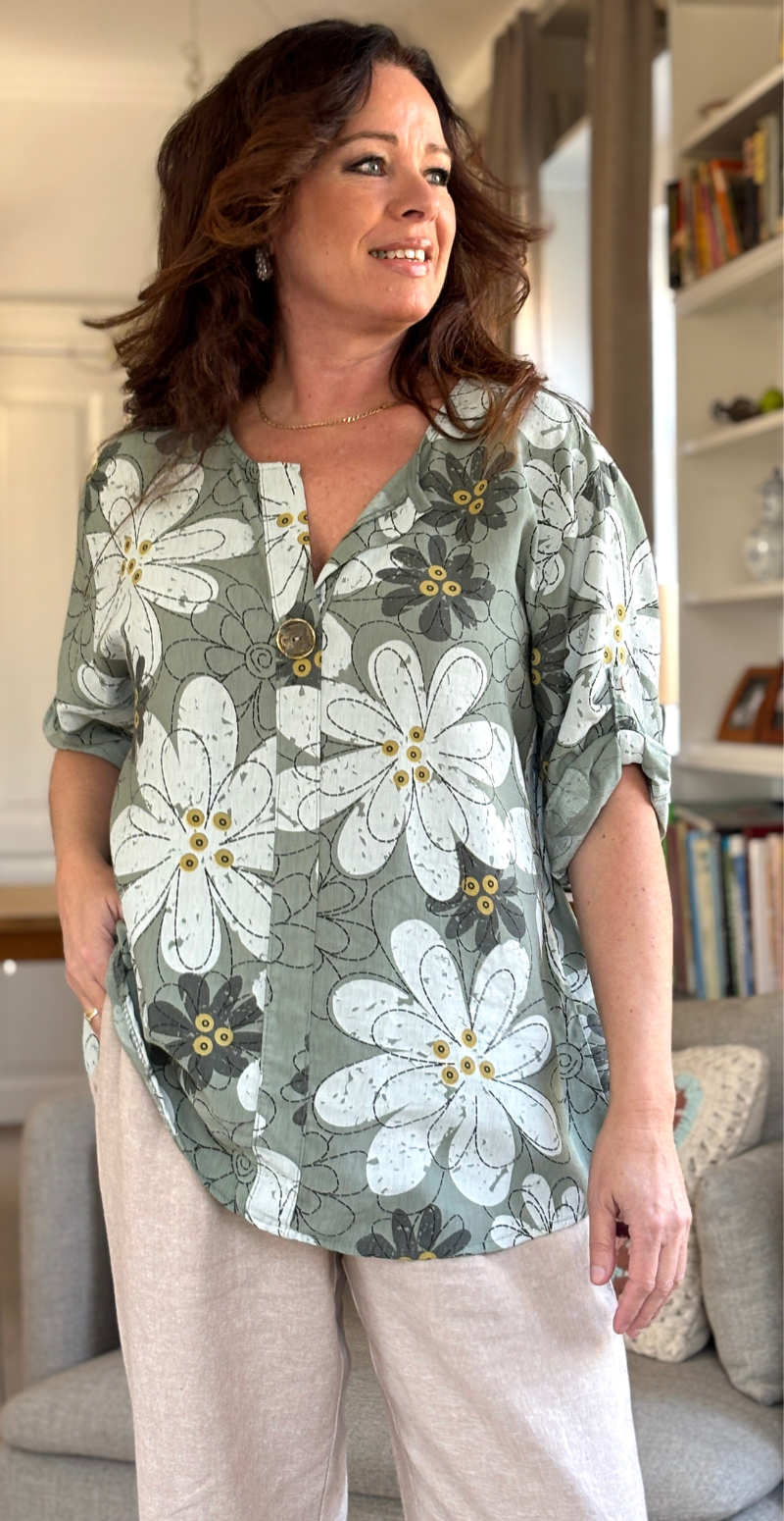 Laia bluse med blomsterprint og bronzeknap khaki LikeLondon