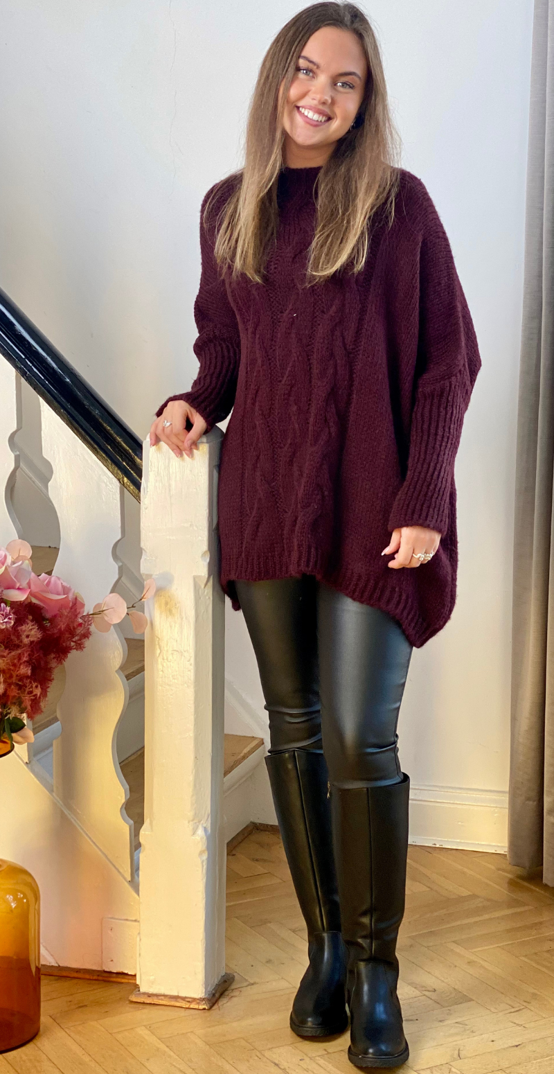 Daphne strik med kabelmønster og ribærme burgundy LikeLondon