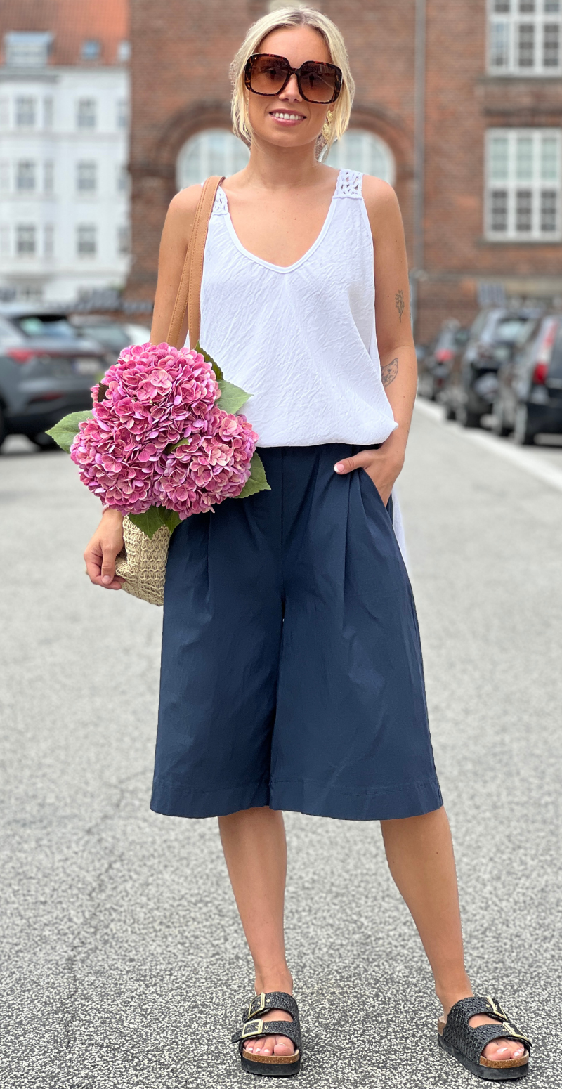 Emma bermuda ensfarvet shorts og bælte navy LikeLondon