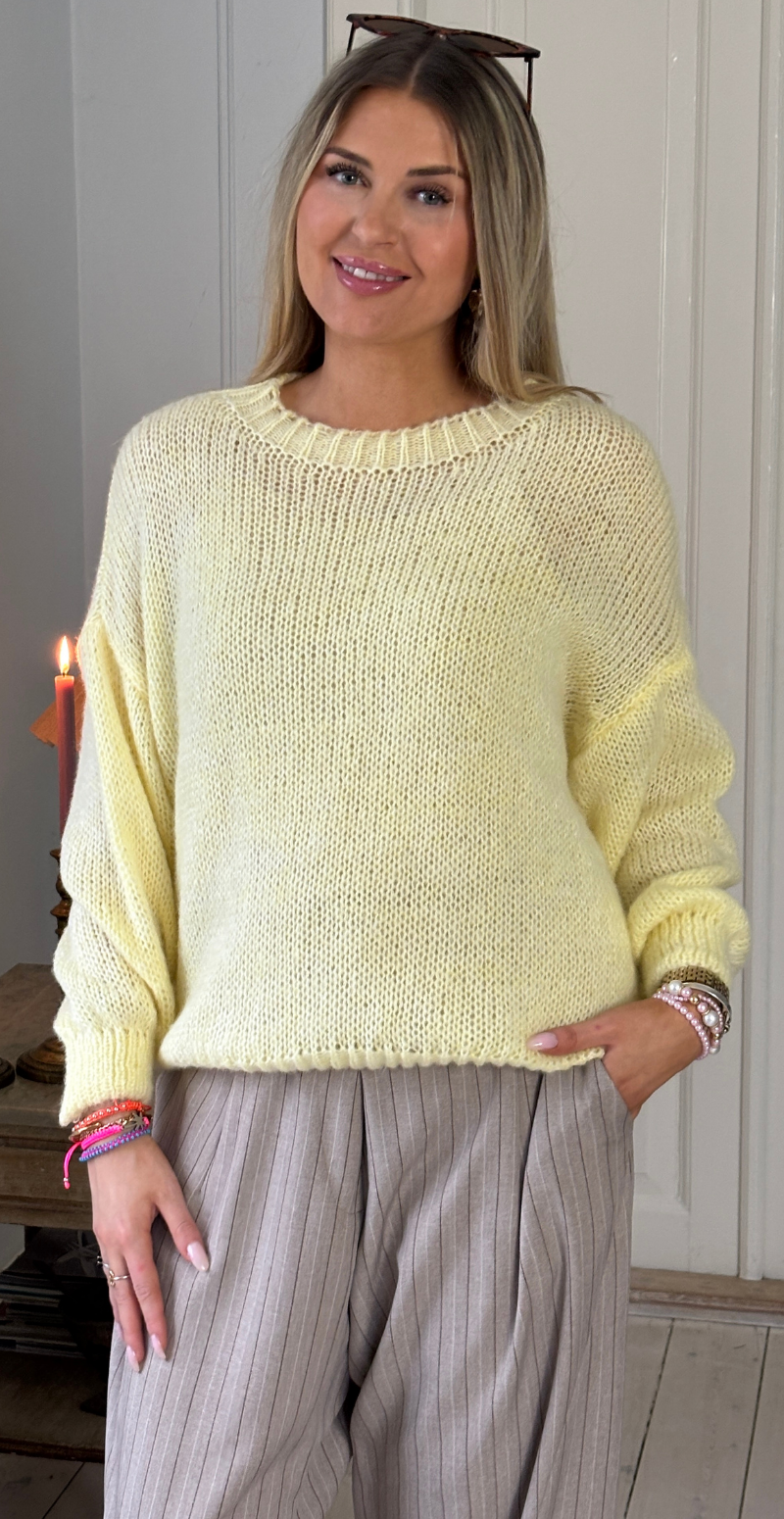 Rosaly strik med rund hals og ribkanter gul LikeLondon