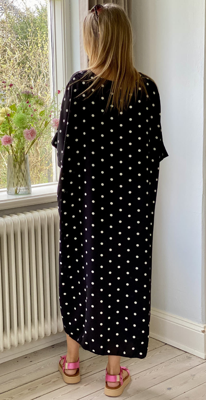 Annie kjole med knudedetalje og polkaprikker sort LikeLondon