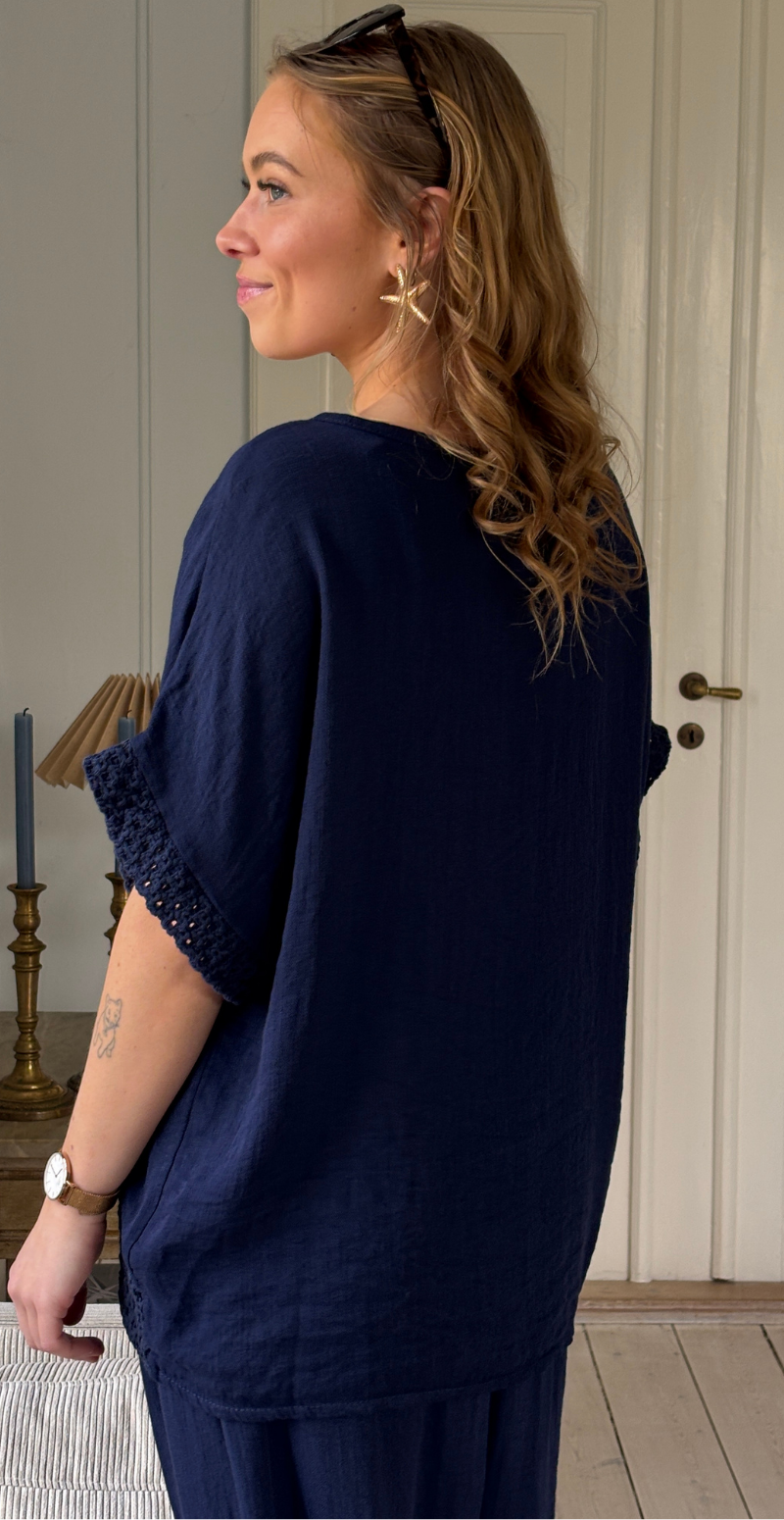 Gladys bluse med kort ærme og hæklede detaljer navy LikeLondon