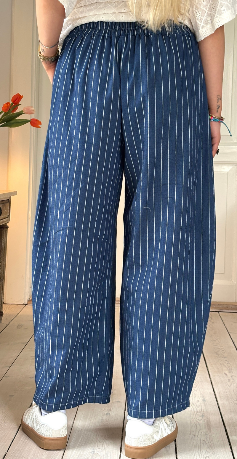 Nika denimbukser med nålestriber dark jeans LikeLondon