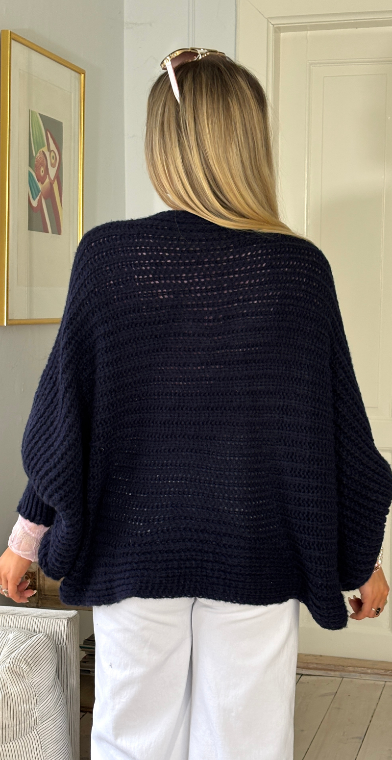 Erika uldstrik med flagermusærmer og rynkedetalje navy LikeLondon