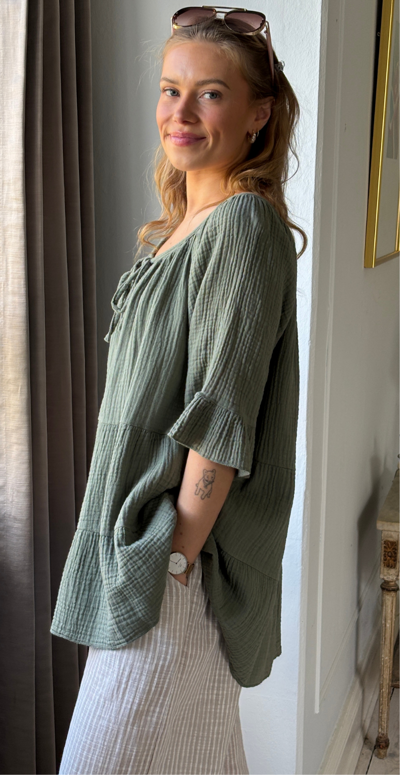 Marilyn bluse med bred halsudskæring og bindebånd khaki LikeLondon