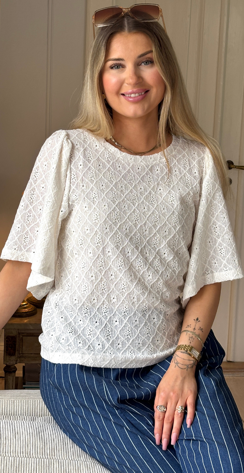 Kiona bluse med hulmønster star off-white Freequent