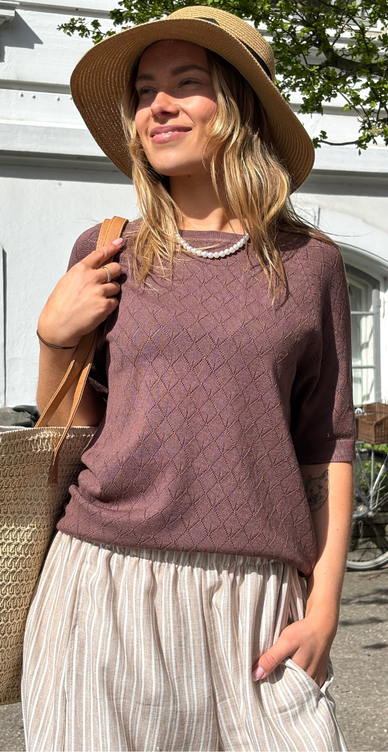 Omanja bluse med hulmønster french roast B.young