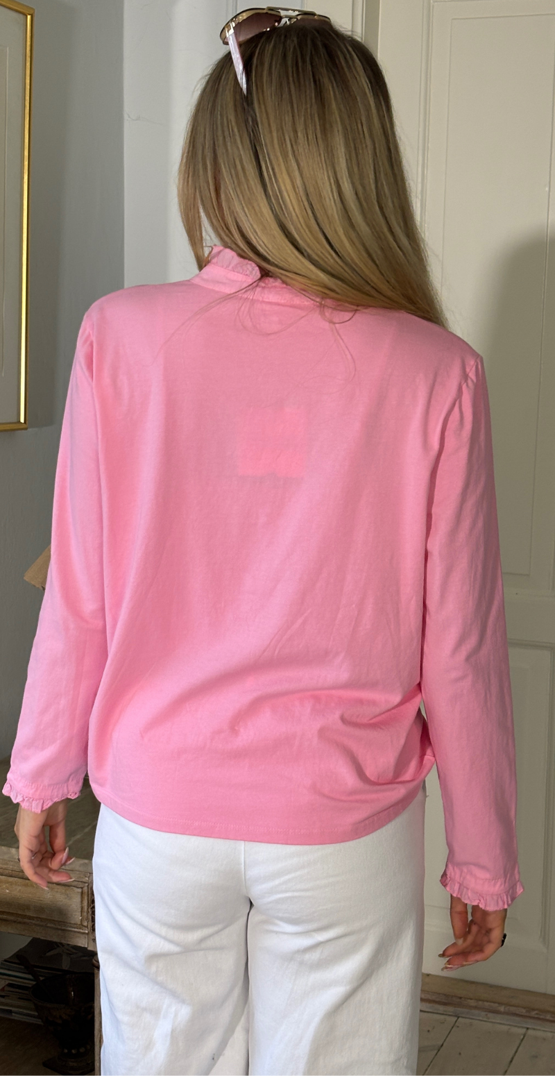 Alpha bluse med stolpelukning og flæsedetaljer pink LikeLondon