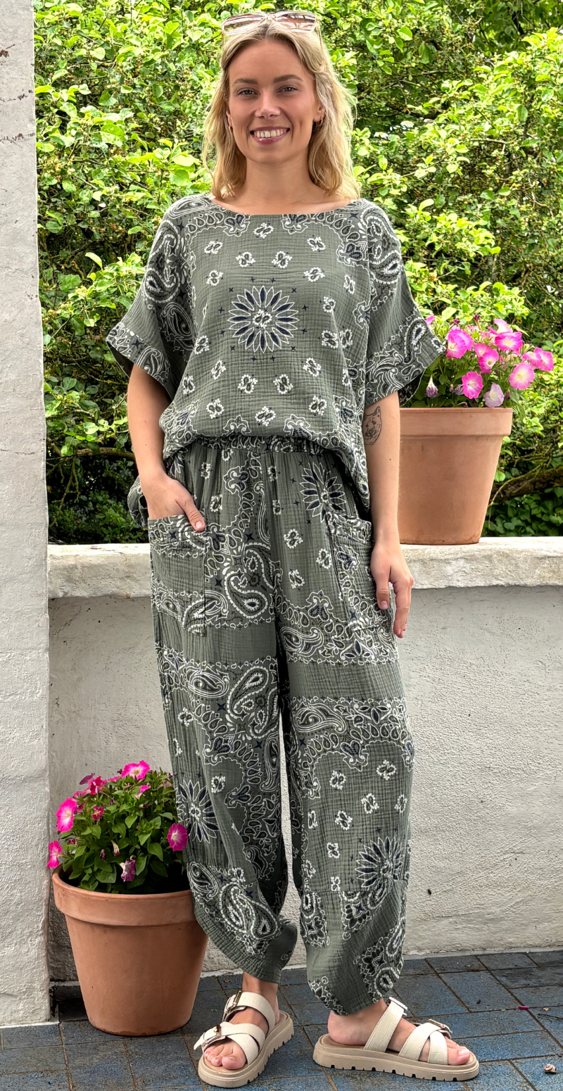 Bree sæt med bukser og bluse i musselin med paisley print khaki LikeLondon