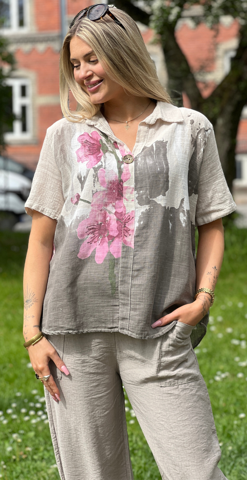 Gina bluse med blomsterprint og v-hals beige LikeLondon
