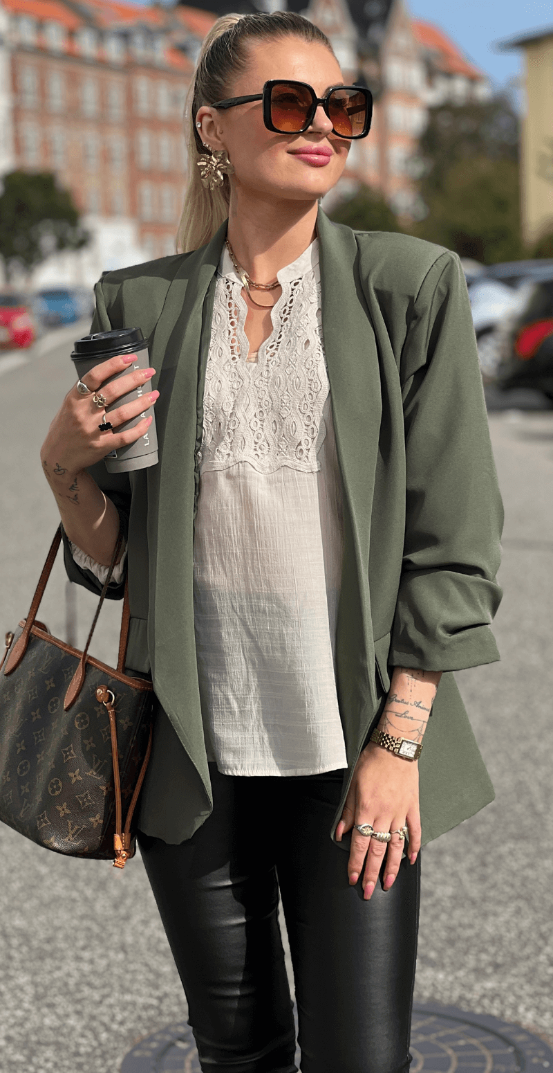 Sandy blazer med rynke effekt ved ærmet khaki LikeLondon