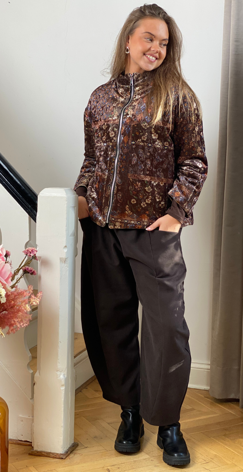 Sibylle jakke i velour med lynlås og blomsterprint brun LikeLondon
