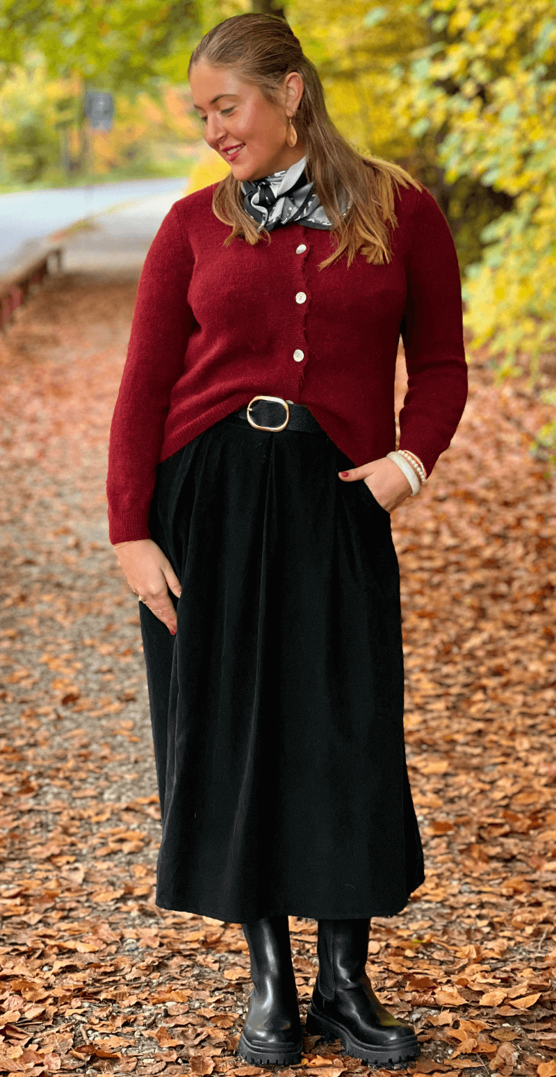 Celeste uld cardigan med perlemorsknapper bordeaux LikeLondon
