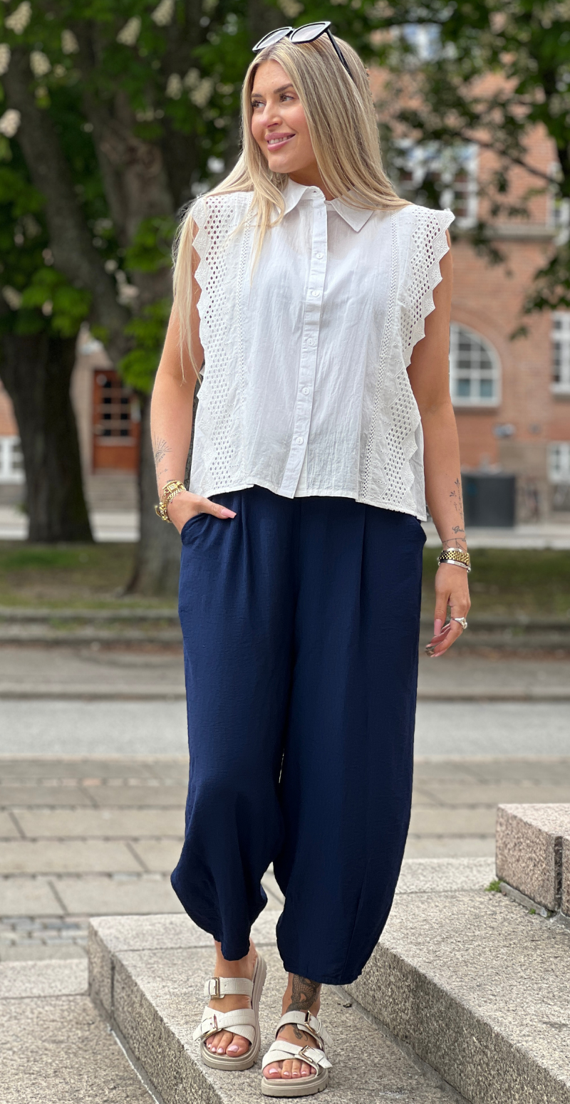 Forudbestil uge 25 Alana bukser med skrålommer og barrel-fit navy LikeLondon