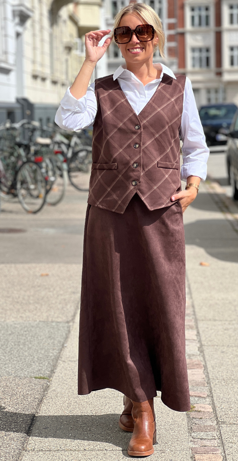 Marley ternet vest knapper fortil og v-hals dark brown LikeLondon