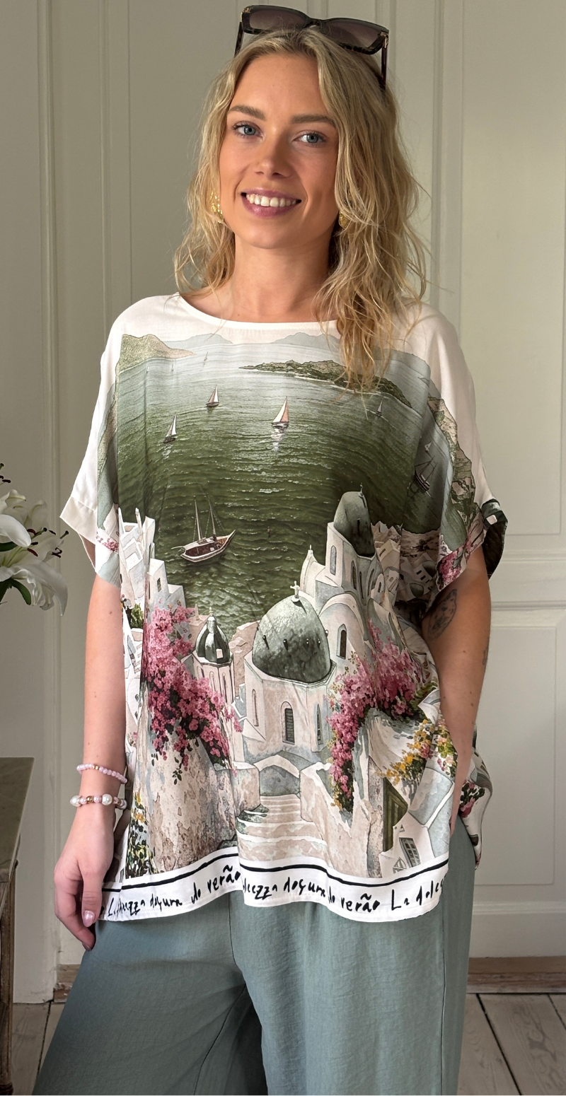 Forudbestil uge 24 Brianna bluse med kort ærme og print af huse khaki LikeLondon