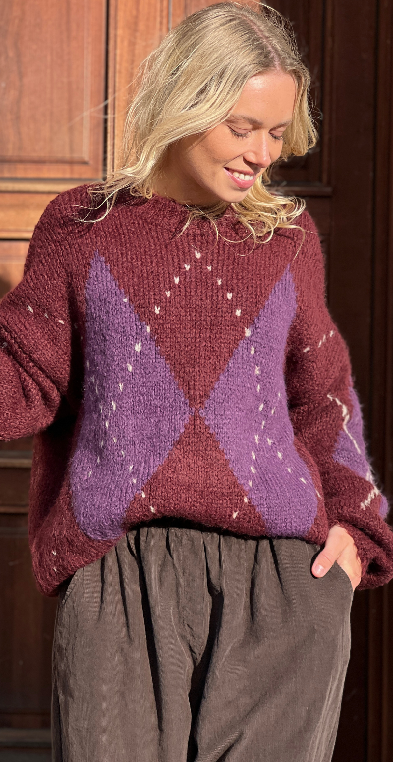 Lova uldstrik i alpaka med harlekin tern bordeaux LikeLondon