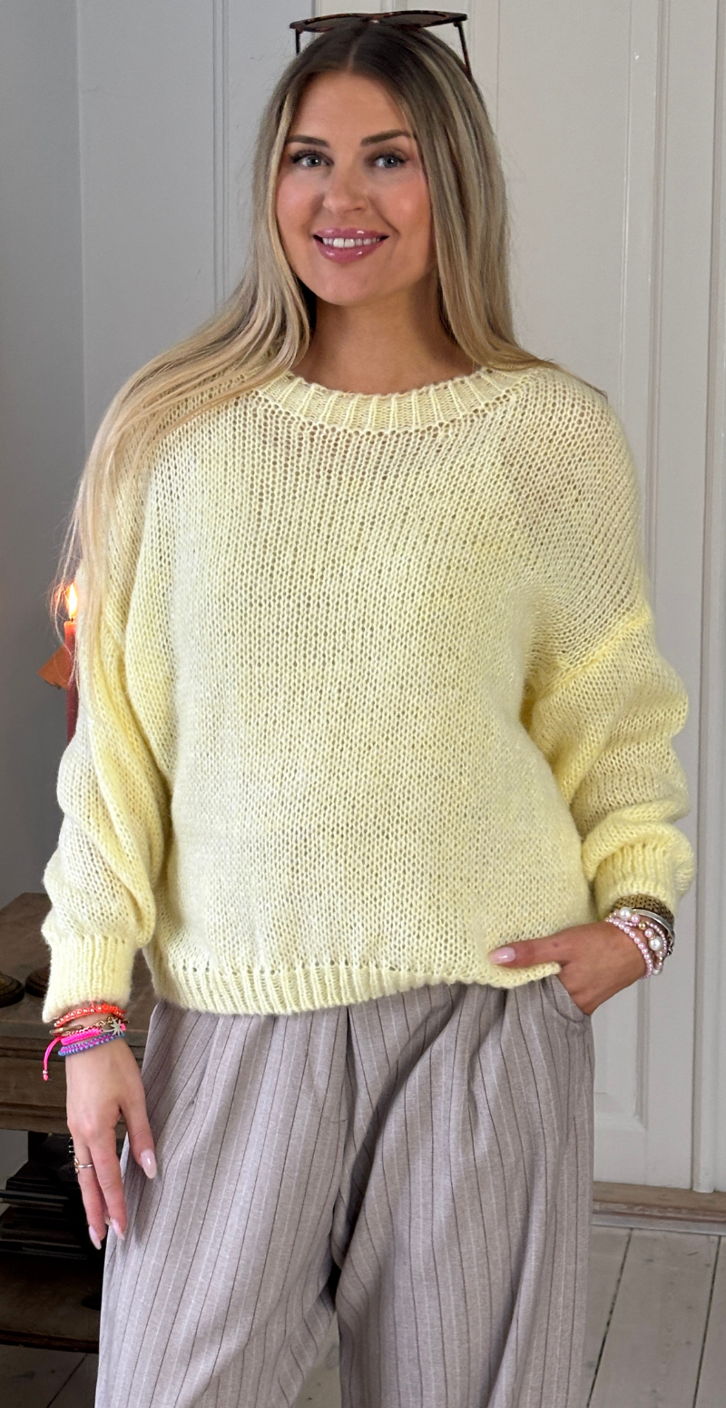 Rosaly strik med rund hals og ribkanter gul LikeLondon