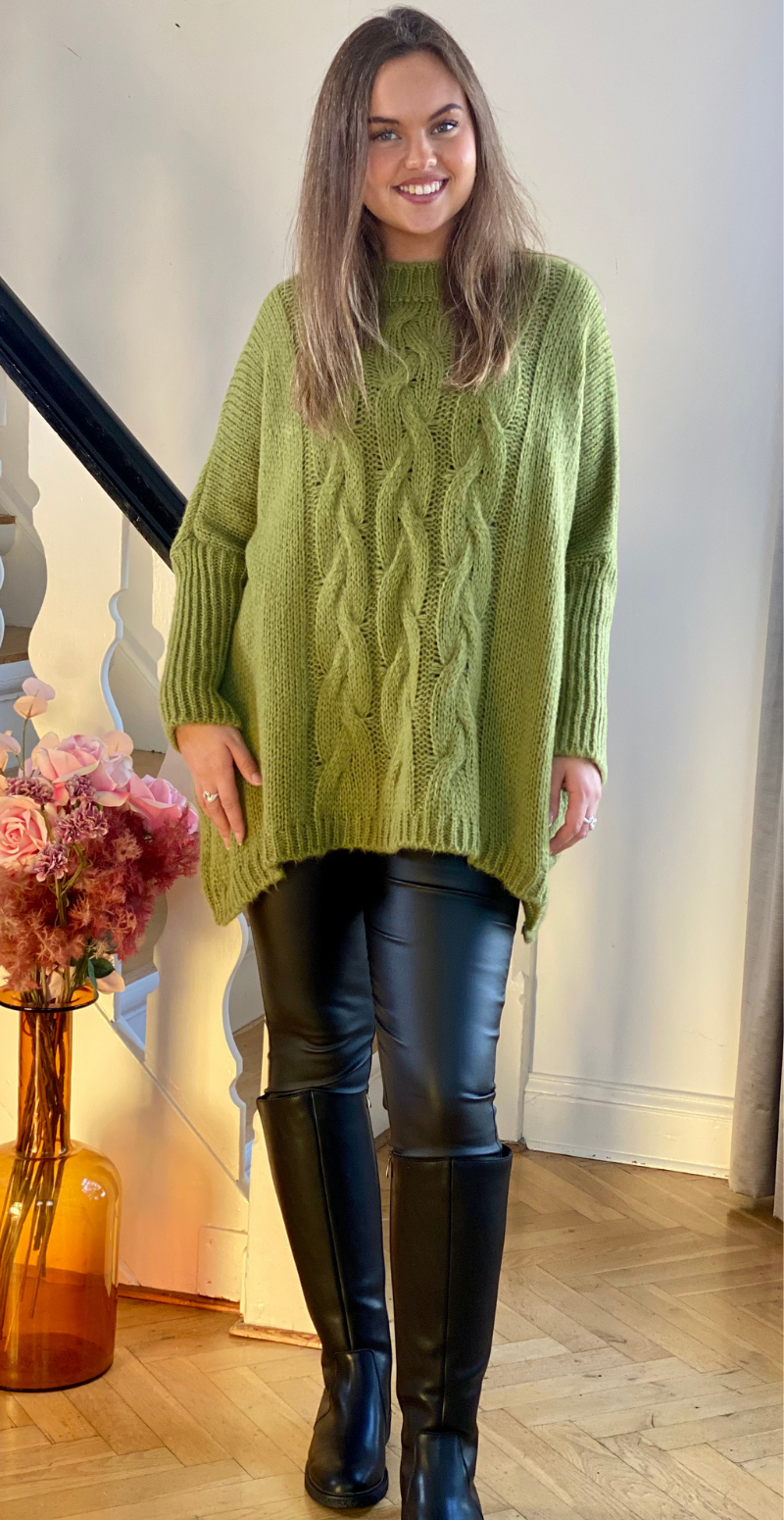 Daphne strik med kabelmønster og ribærme olive LikeLondon