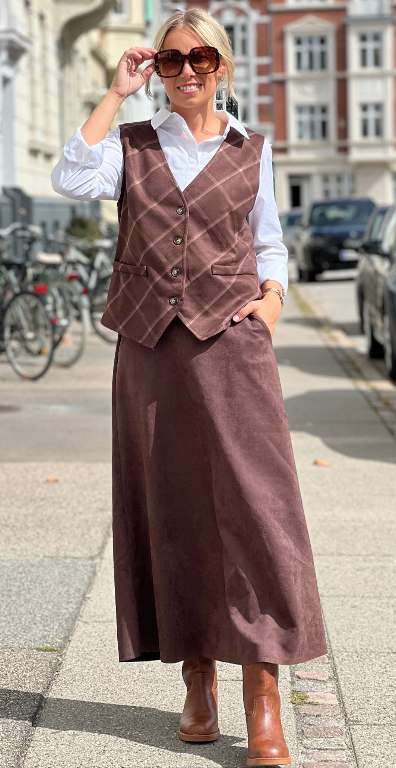 Bitten lang ensfarvet nederdel med lommer i ruskind dark brown LikeLondon
