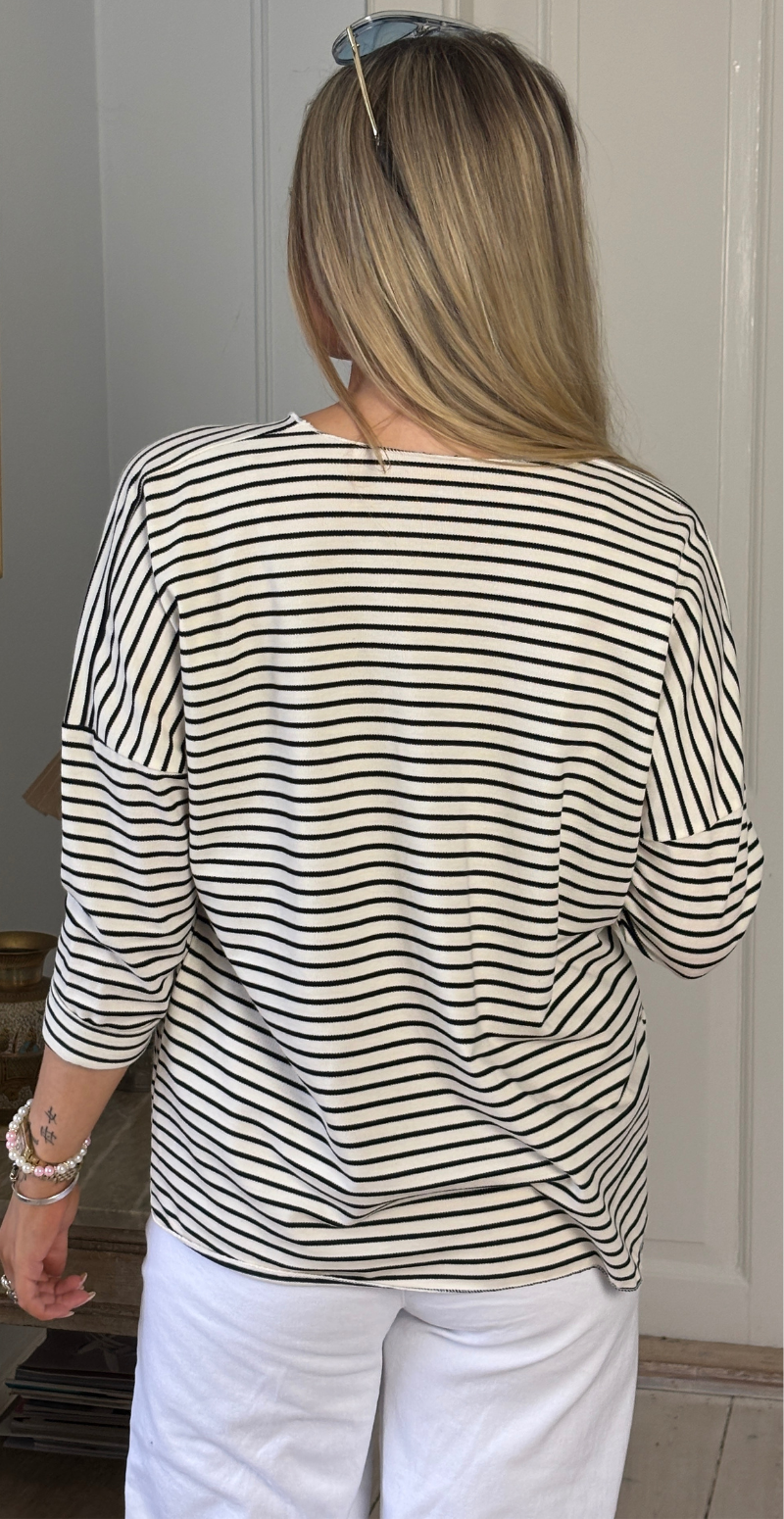 Evita bluse med v-hals og striber sort LikeLondon