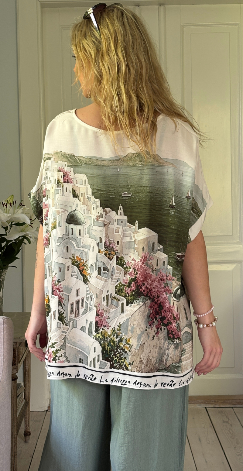 Brianna bluse med kort ærme og print af huse khaki LikeLondon