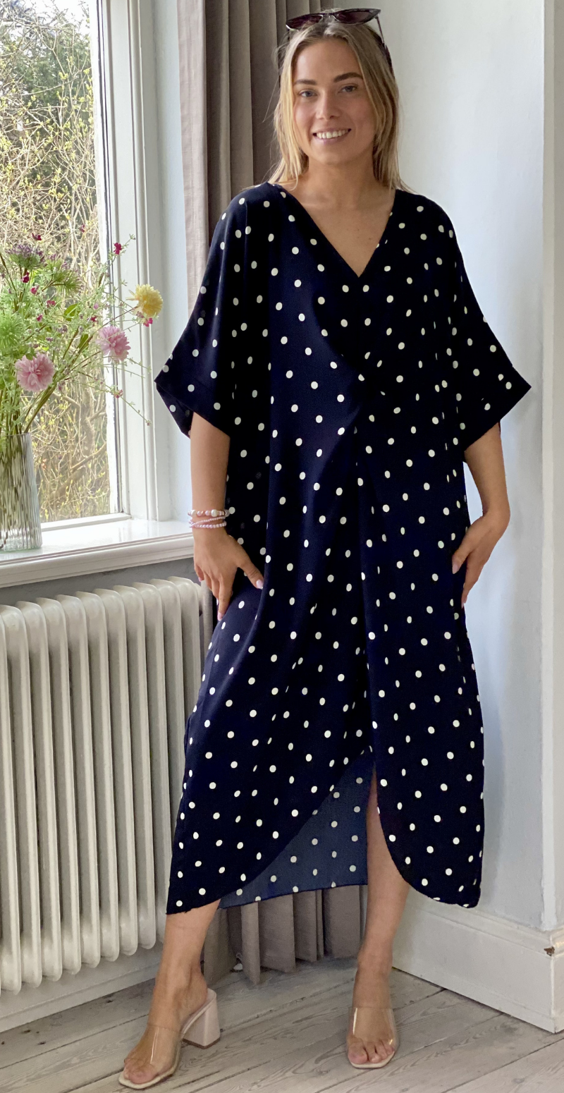 Annie kjole med knudedetalje og polkaprikker navy LikeLondon