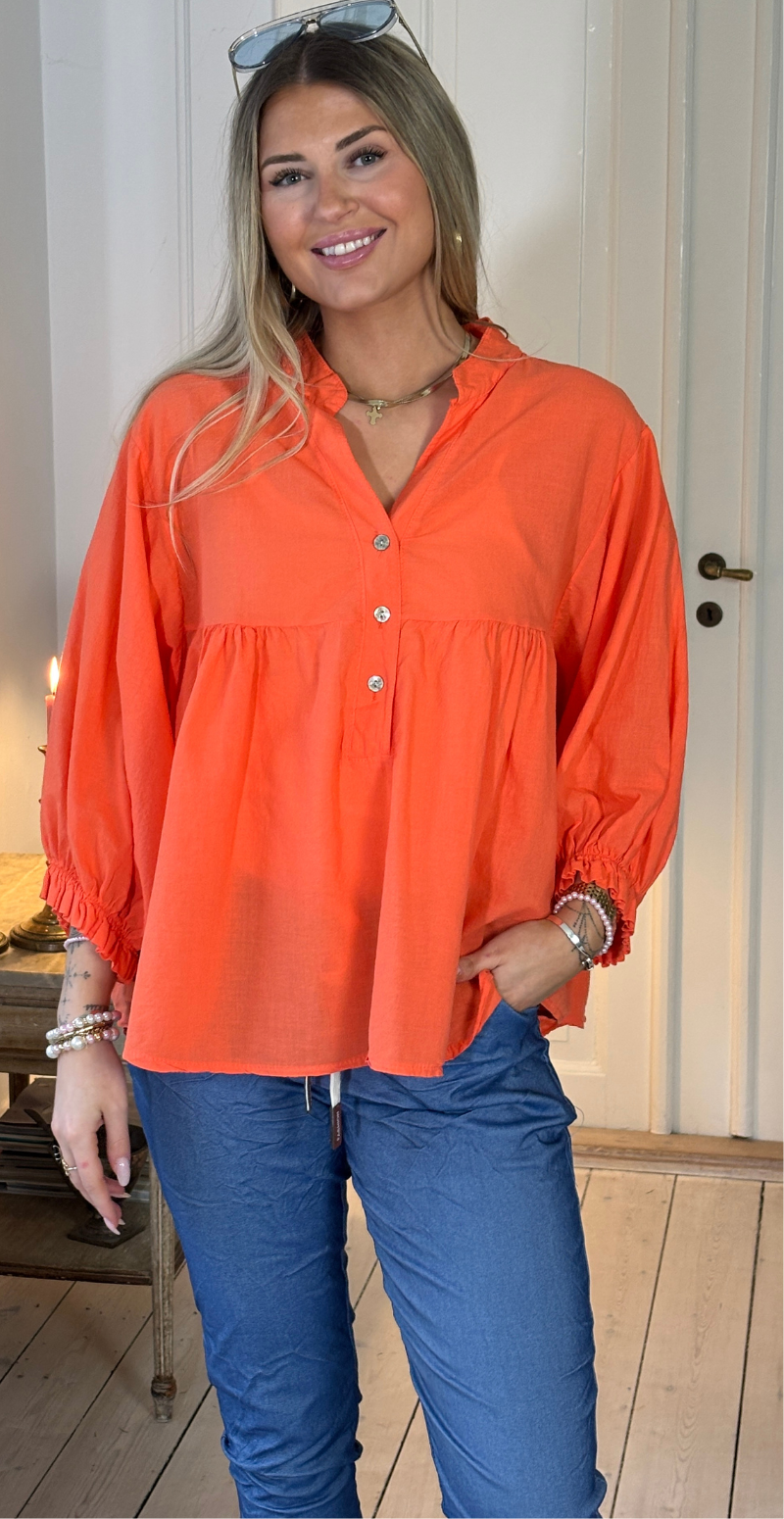 Francie bluse med knapper og ballonærmer orange LikeLondon