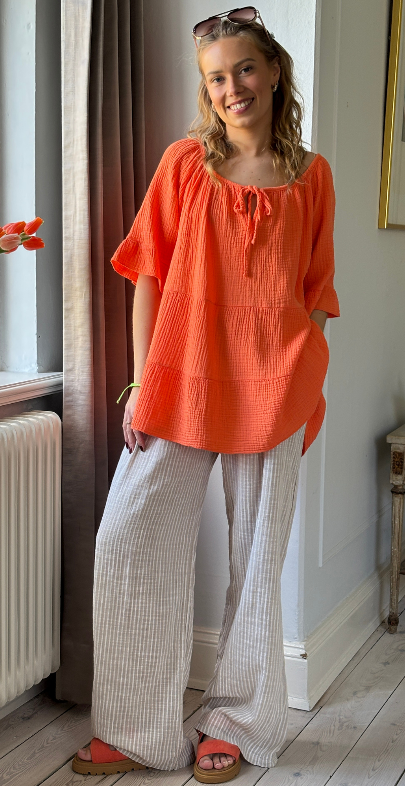 Marilyn bluse med bred halsudskæring og bindebånd orange LikeLondon