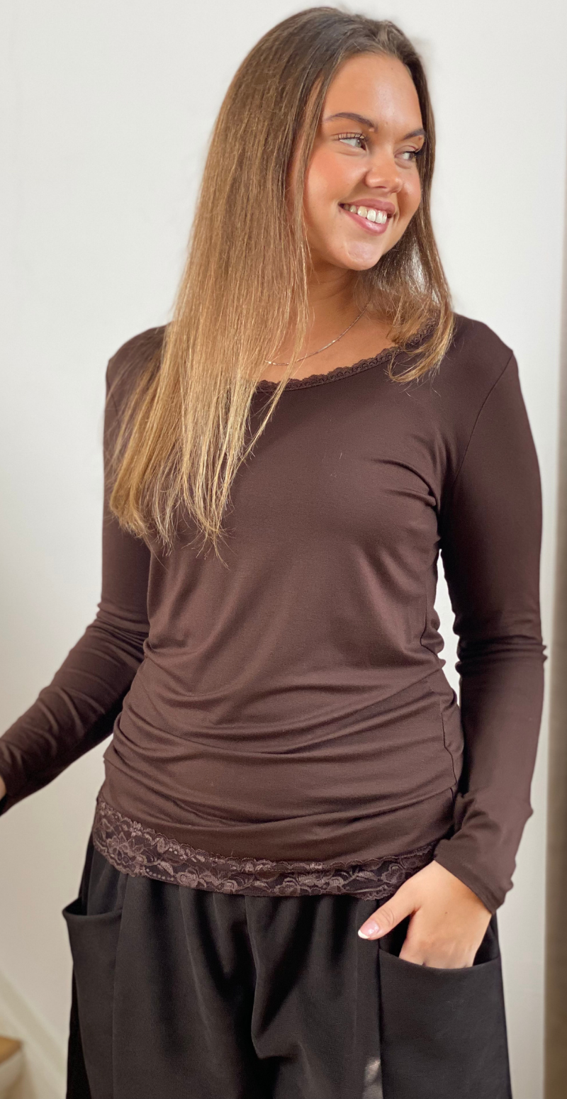 Dax bluse med lange ærmer og blondekant brun LikeLondon