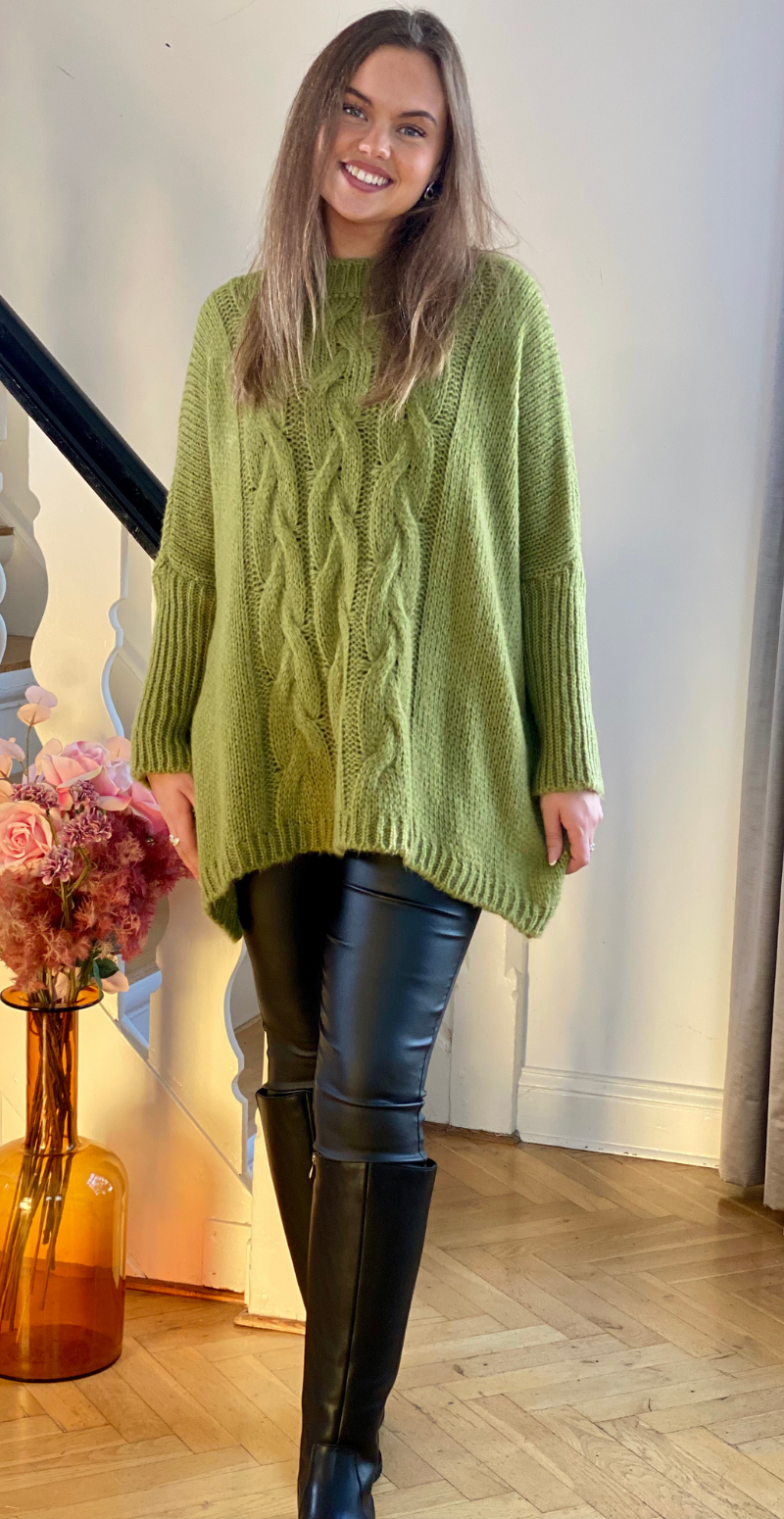 Daphne strik med kabelmønster og ribærme olive LikeLondon