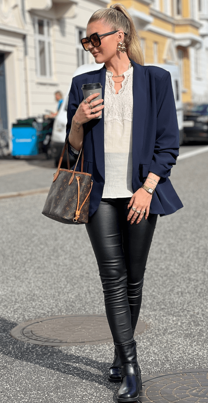 Sandy blazer med rynke effekt ved ærmet navy LikeLondon