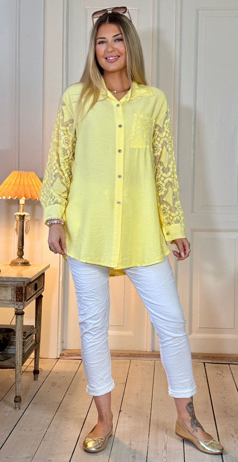 Simma skjorte med blondeærmer og lomme gul LikeLondon