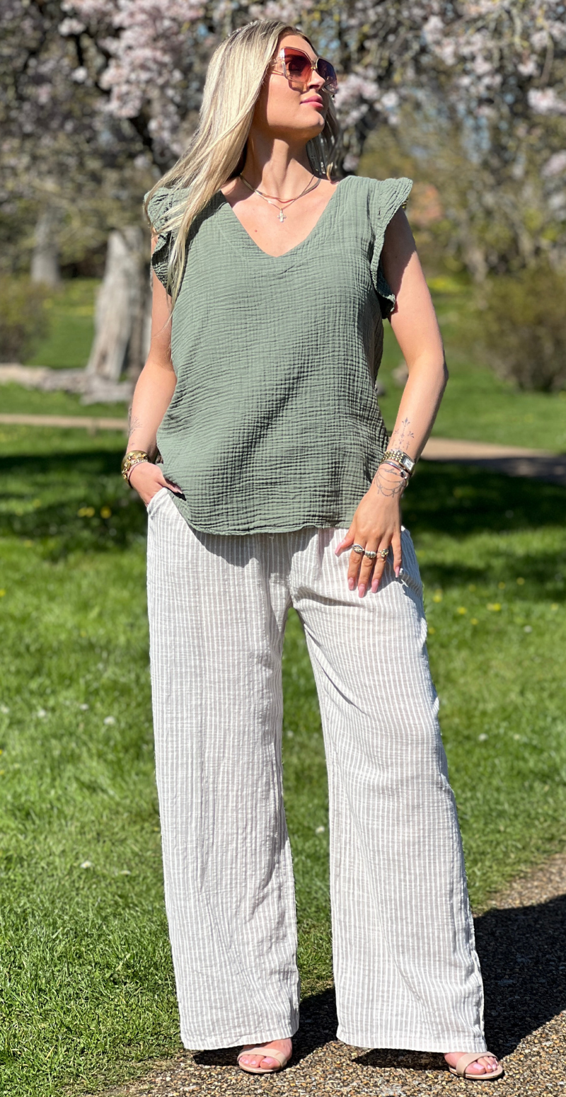 Hollie bluse med v-hals og flæsekant khaki LikeLondon