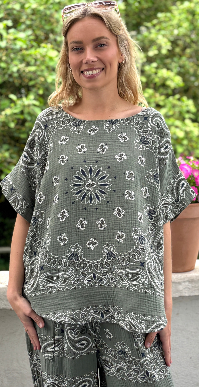 Bree sæt med bukser og bluse i musselin med paisley print khaki LikeLondon